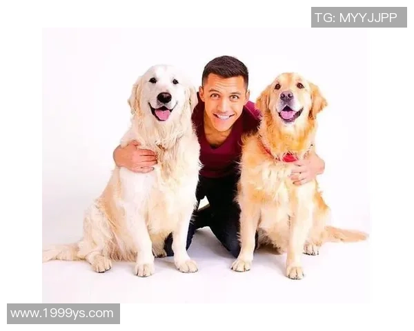 足球球星与宠物狗亲密合照展现温馨一面,萌宠陪伴成新时尚 足球球星与宠物狗亲密合照展现温馨一面,萌宠陪伴成新时尚