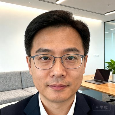 一位戴眼镜的文化科技公司CEO近照，背景是现代简约风格的办公室